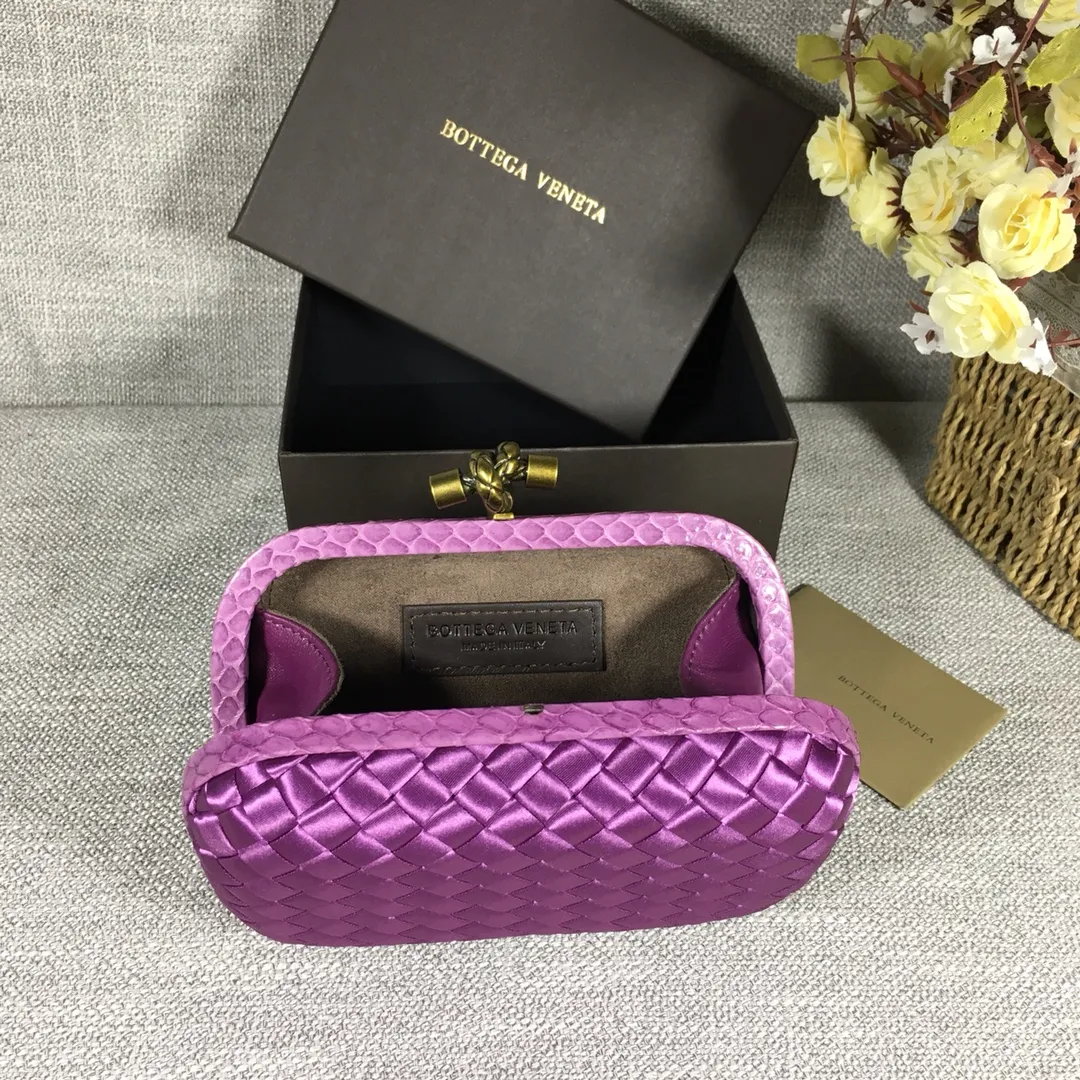 8651 Small Classic Dinner Bag ~~~Snake leather with ribbon ~~~Dense and slippery, not easy to fluff, can hold a small iPhone! Size: 16.5cm*10.5cm*6cm